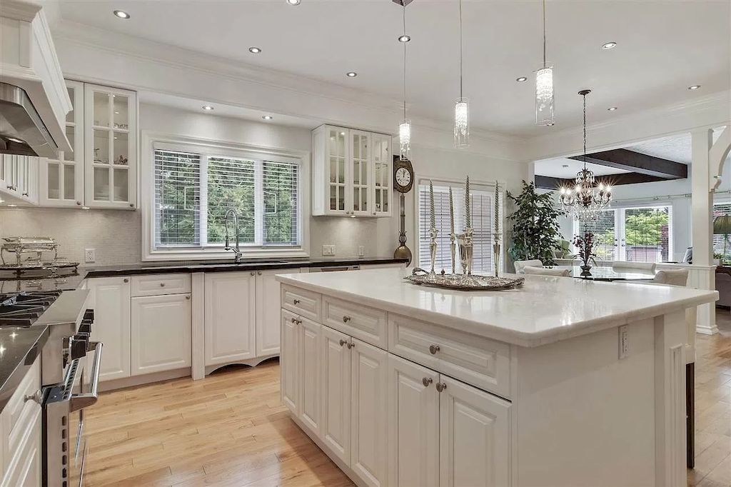 The West Vancouver House is a gracious Southern Californian-inspired estate now available for sale. This home is located at 1249 Chartwell Pl, West Vancouver, BC V7S 2S2, Canada