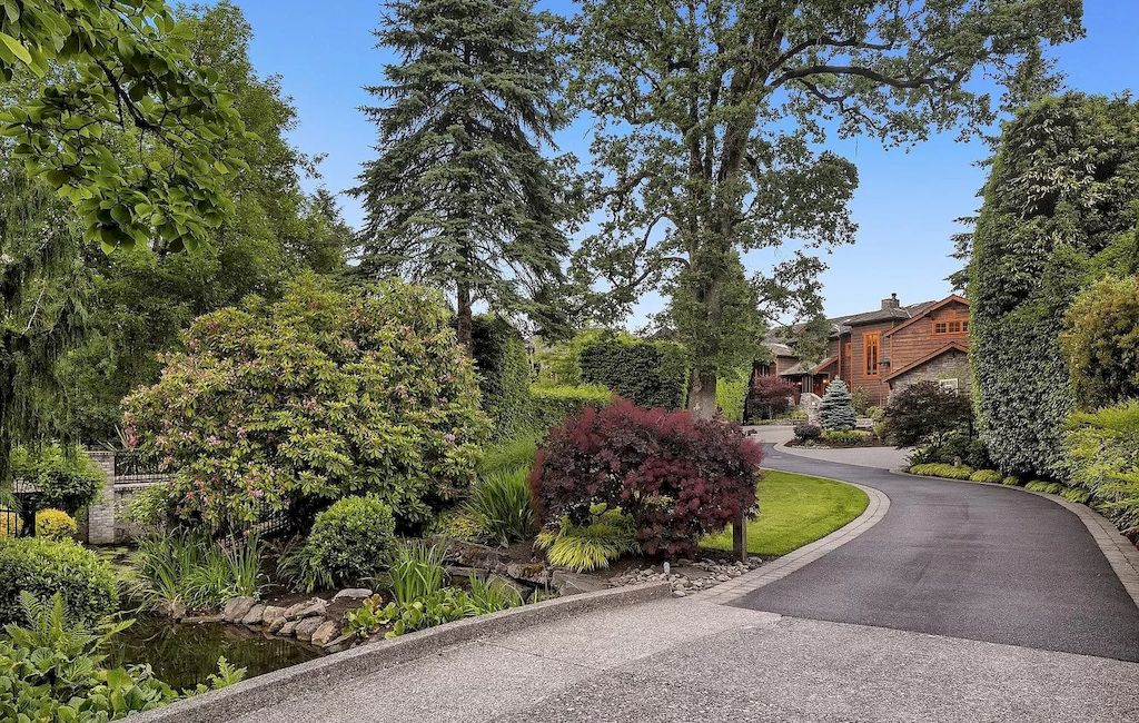 The House in Lake Oswego, Oregon is an Exclusive riverfront home now available for sale. This home is located at 12790 S Fielding Rd, Lake Oswego, Oregon