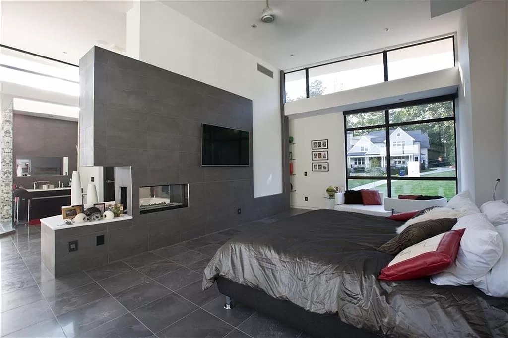 Or you may just use multiple tones of the same color, as in this lovely bedroom. Creating a gloomy, dismal bedroom is as simple as using black bedding and gray walls.