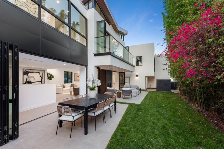 A Magnificent Contemporary Home in Santa Monica for sale at 7,500,000