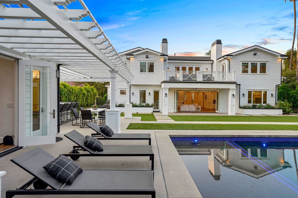 The Home in Woodland Hills is a light filled estate with refined details throughout sits on nearly 1/2 an acre behind private gates South of the Blvd now available for sale. This home located at 19722 Henshaw St, Woodland Hills, California