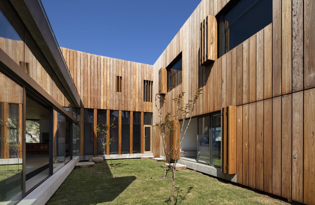 Sorrento Beach House with Austere and Robust facade by AM Architecture