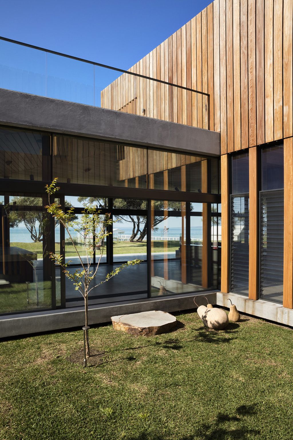 Sorrento Beach House with Austere and Robust facade by AM Architecture