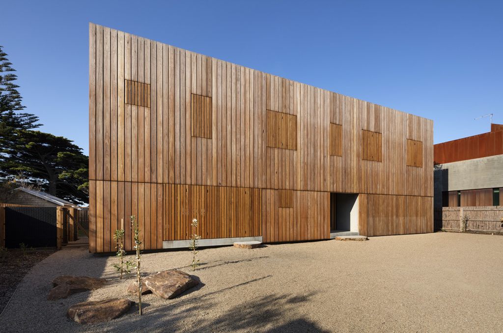 Sorrento Beach House with Austere and Robust facade by AM Architecture