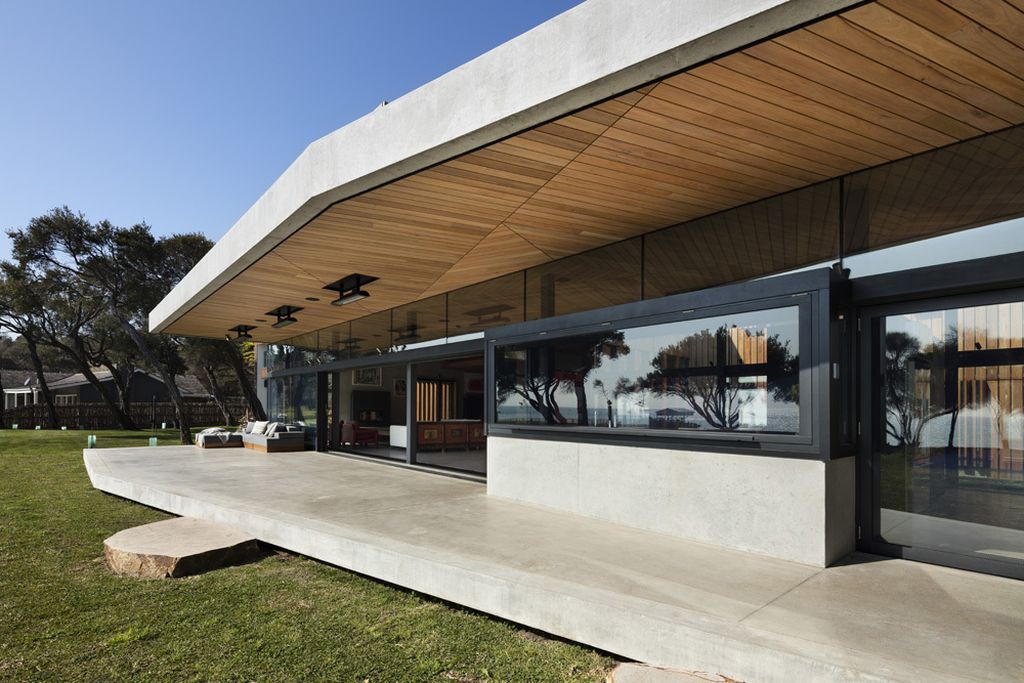 Sorrento Beach House with Austere and Robust facade by AM Architecture