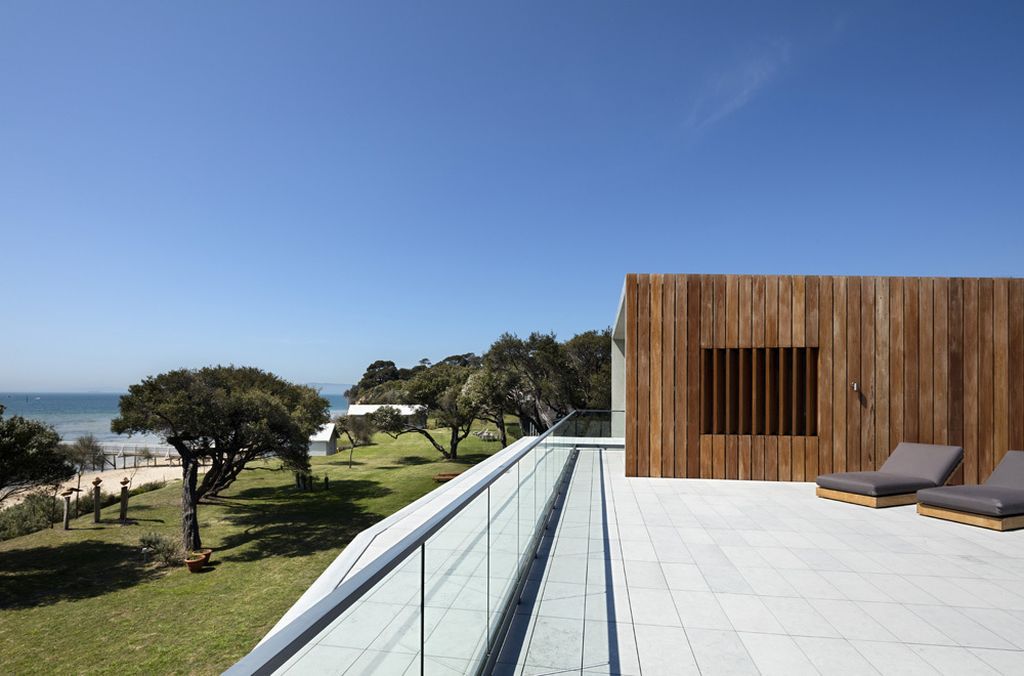 Sorrento Beach House with Austere and Robust facade by AM Architecture