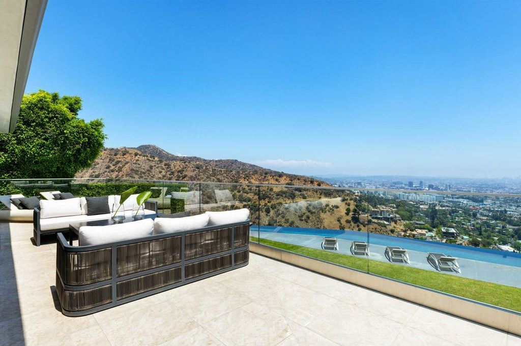 This-6995000-Sunset-Strip-Home-with-Panoramic-City-View-is-the-pinnacle-of-Los-Angeles-Luxury-8