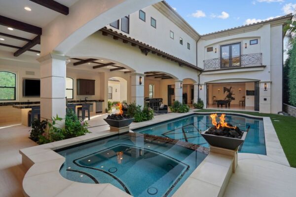 This 9995000 Newport Beach Home Boasts Impeccable Design With A Resort Style Backyard 19 600x400 