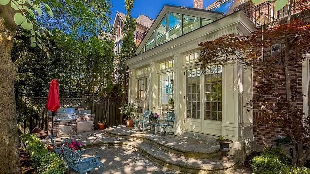 Traditional-And-Elegant-Home-in-Ontario-Sells-for-C7990000-4