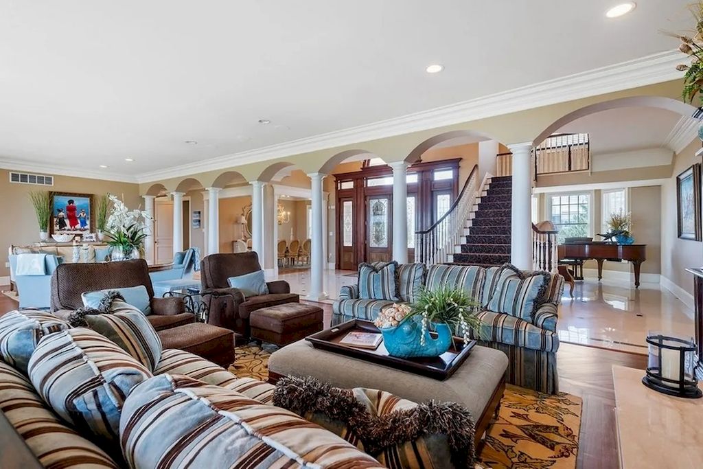 This living area appears to be quite airy and spacious thanks to the open space layout. The homeowner picked arch architecture and numerous pillars in keeping with the Eastern European architectural approach. Furthermore, the plaid sofa placed on a light blue cloth background adds a touch of freshness while also adding a touch of elegance due to its shape. This is a typical design for the blue and brown color combination.