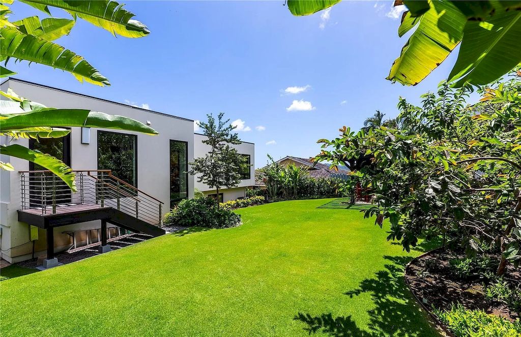 Experience Architectural Integrity in this Innovative and Distinctive Contemporary $5,850,000 Residence in Hawaii