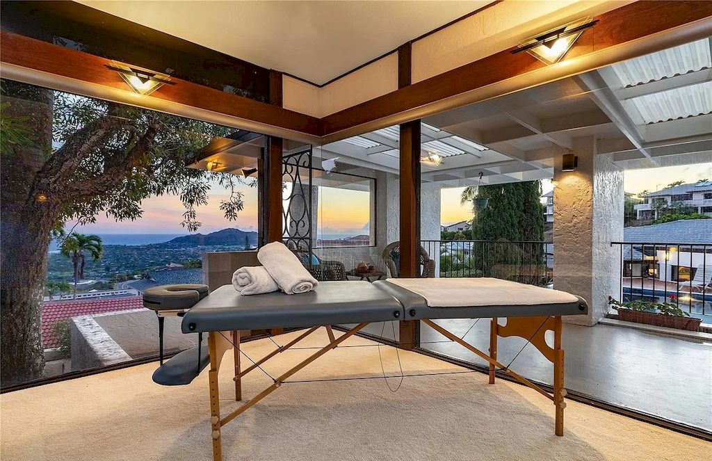 Architecturally Dramatic Home with Iconic Views of the Ocean and Diamond Head, Hawaii Listed for $3,180,000