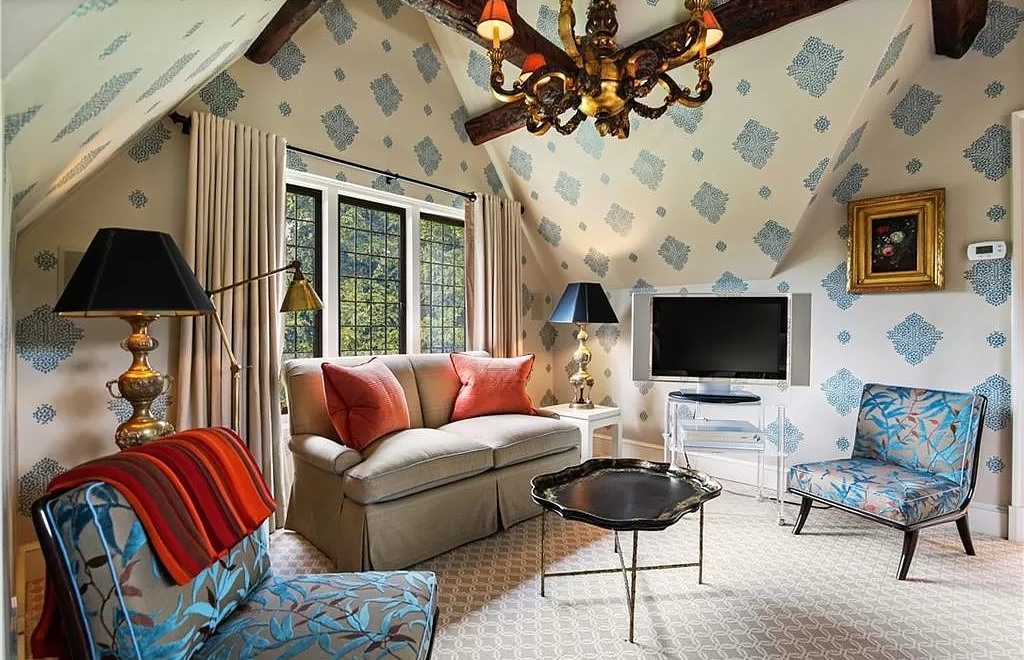 Red and teal, especially a blueish teal, are the good answer to your living room color combo wonder. Pick one color to use as the main shade, and use another as the accent. I love the use of blueish teal for the armchair and patterns of this living room ceiling, especially when paired alongside the red throw the blanket and pillow.