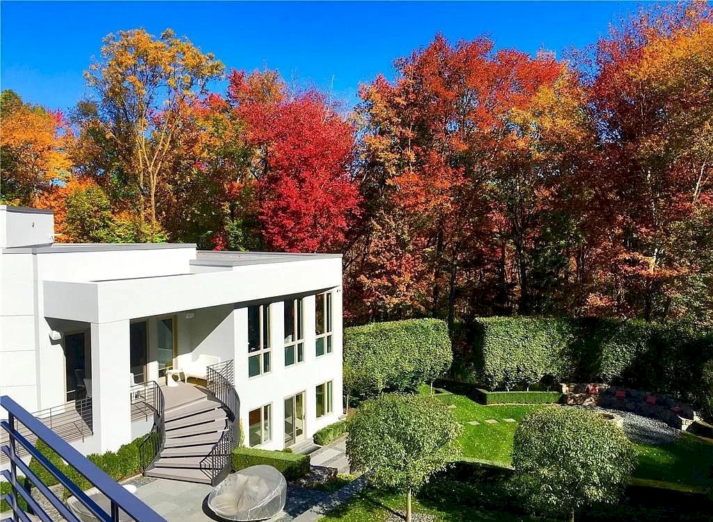 Luxury in Combination with Leading-edge Architecture Create Distinct Flavors to This $3,750,000 Estate in Connecticut