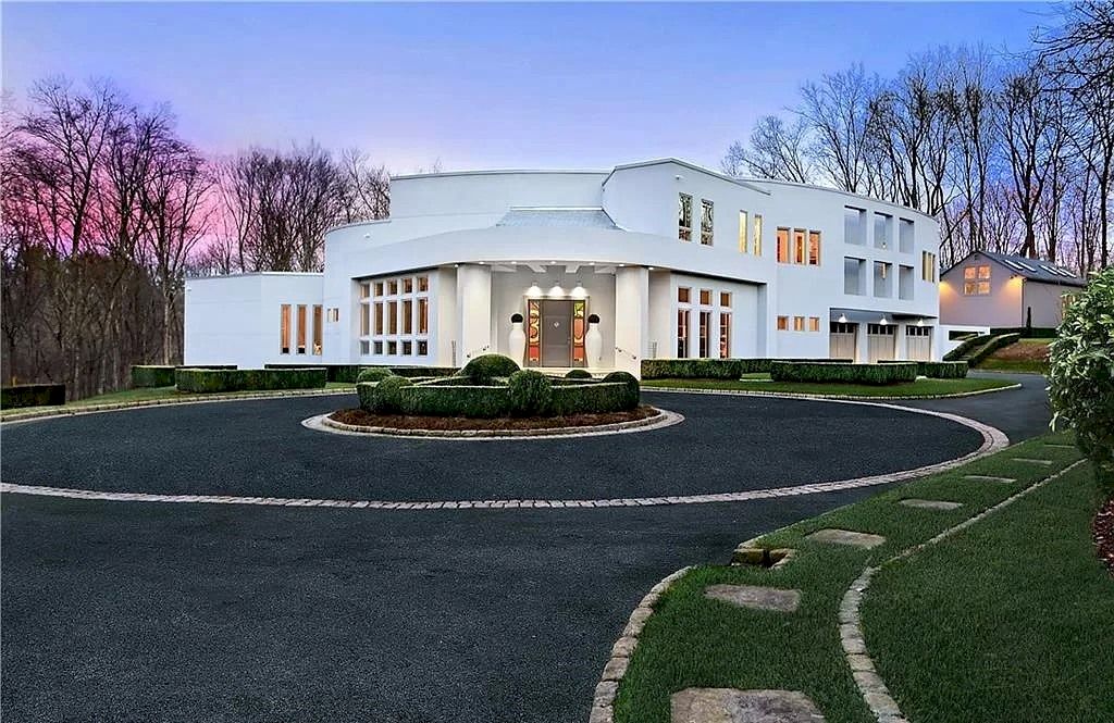 Luxury in Combination with Leading-edge Architecture Create Distinct Flavors to This $3,750,000 Estate in Connecticut