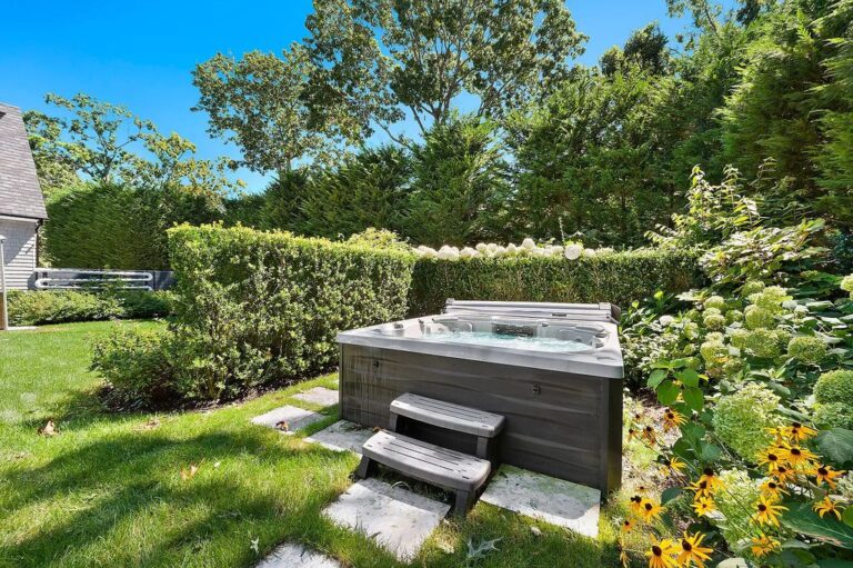 Renovated beachfront house in New York city designed by Alicia Murphy