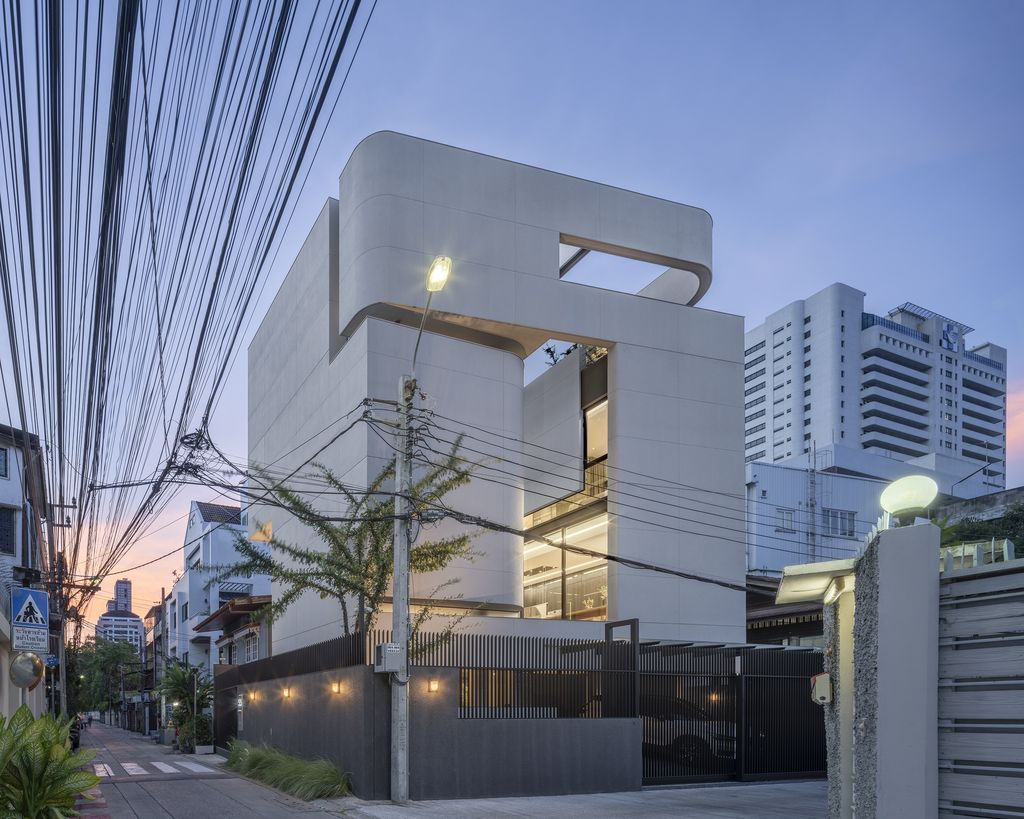 55 Sathorn House, an Inward-Facing Home by Kuanchanok Pakavaleetorn