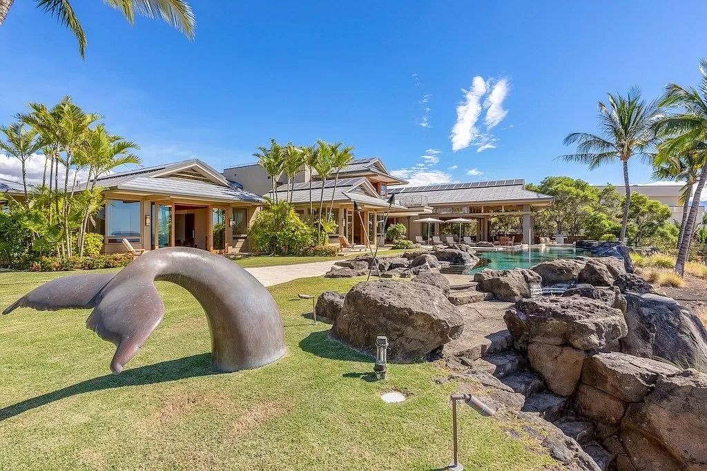 This Elegant Contemporary $15,800,000 Residence Shows off a Luxury Slice of Hawaii