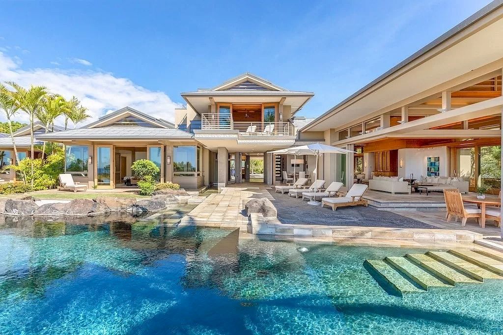 This Elegant Contemporary $15,800,000 Residence Shows off a Luxury Slice of Hawaii