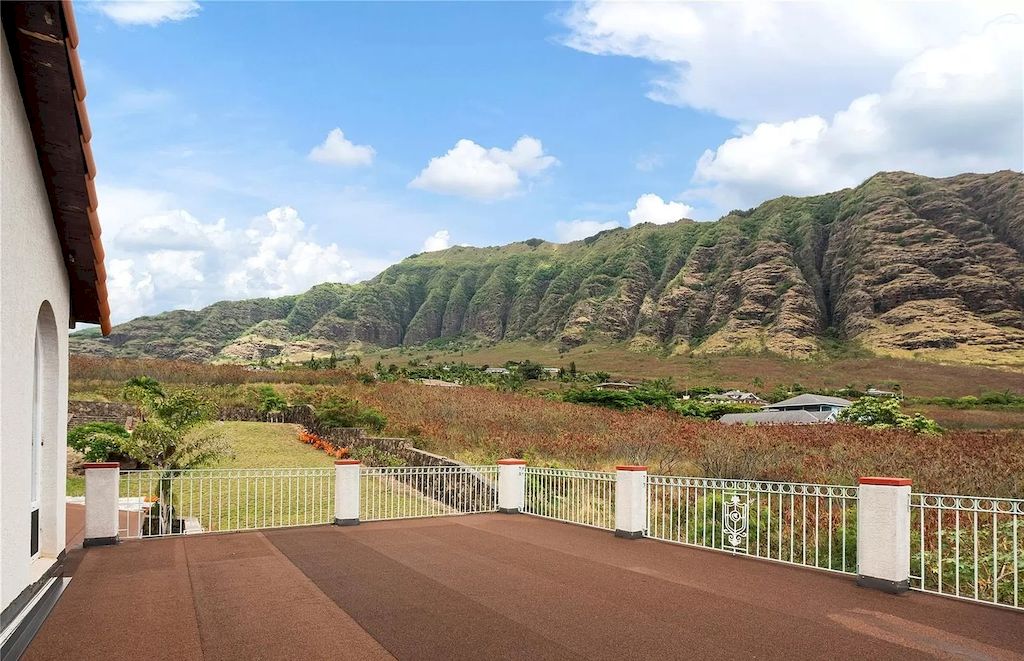 Make Your Life Sweet by Romantic Sunset Moment from this $4,500,000 Italian-inspired Retreat Overlooks Majestic Makaha Mountains, Hawaii