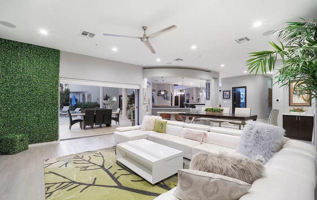 This house looks more like a miniature forest than a city house. This is due to the vibrant wall, as well as the green plant pattern carpet and other green plants in the room. The love of green cannot help but be reflected in the pillows. Because of the clever layout, all of the above elements are inextricably linked.