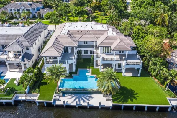 A Trophy Waterfront Home in Boca Raton comes with a Sleek Backyard Oasis