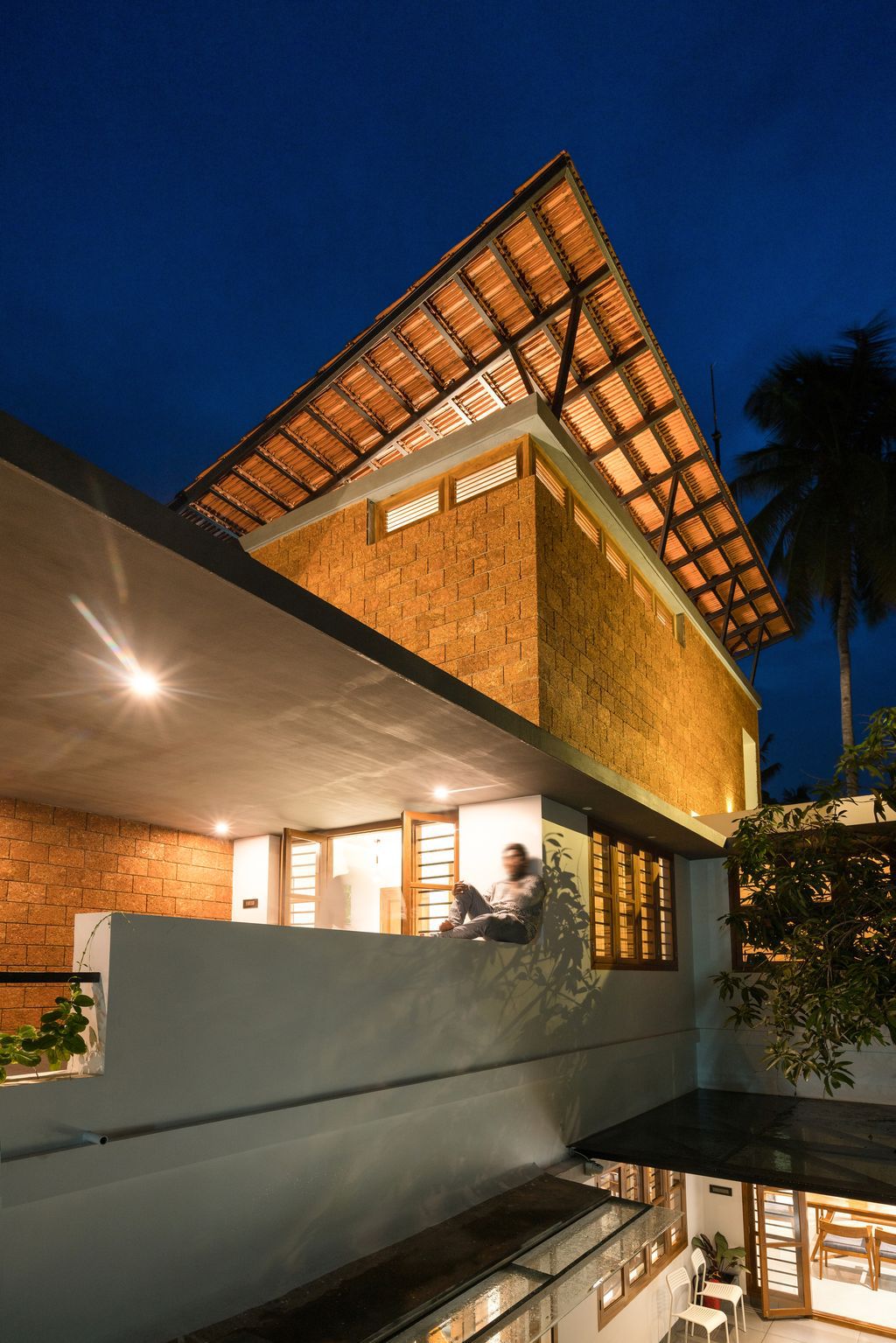 Aaron’s Courtyard House with Minimalist design style by The Design Room