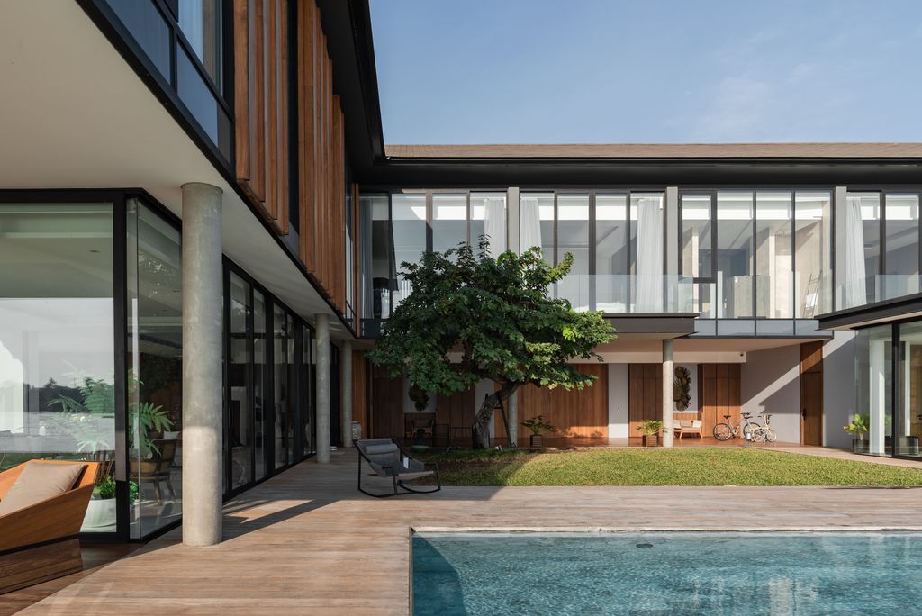 Arayaasanee House with Airy Feel in Modern tropical Style by Dminusplusb