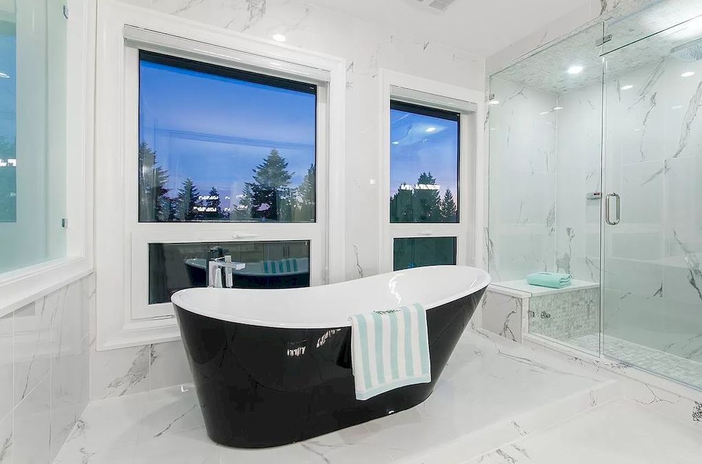 Asking-C4388000-Beautifully-Appointed-Luxury-Residence-in-West-Vancouver-Offers-Spectacular-City-Views-1_result