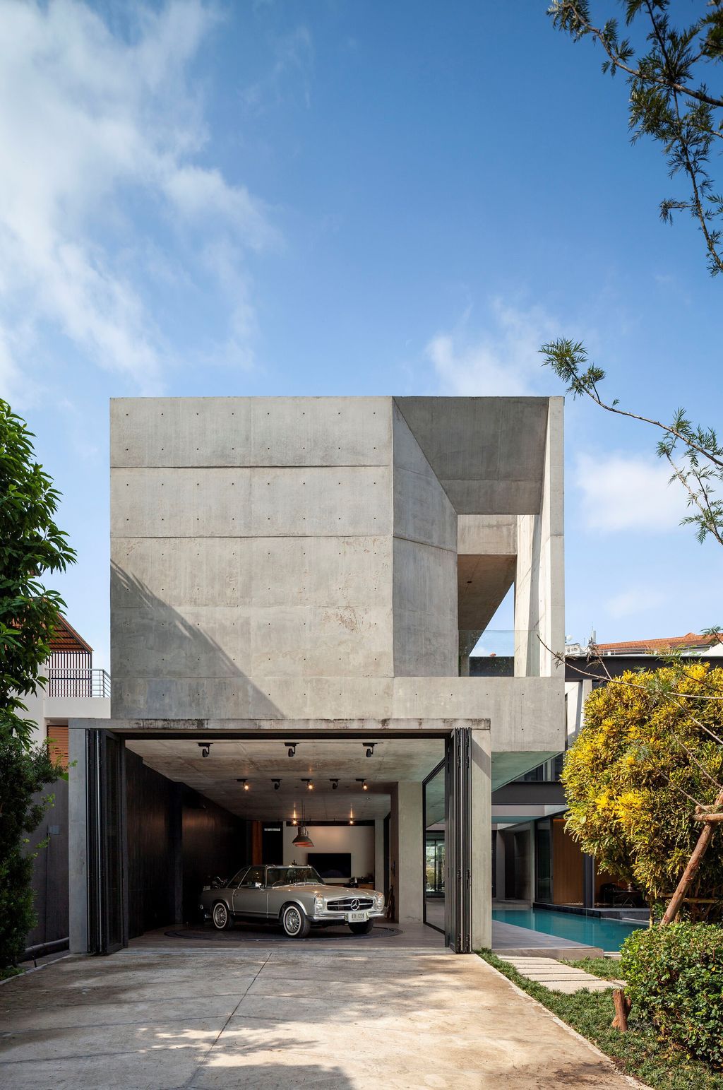 Baan Akat-Yen residence filled with comfort, cool breezes by Studio Krubka