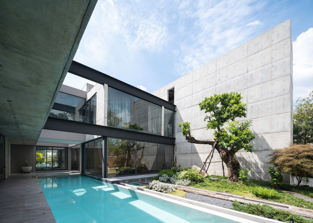 Baan Akat-Yen residence filled with comfort, cool breezes by Studio Krubka