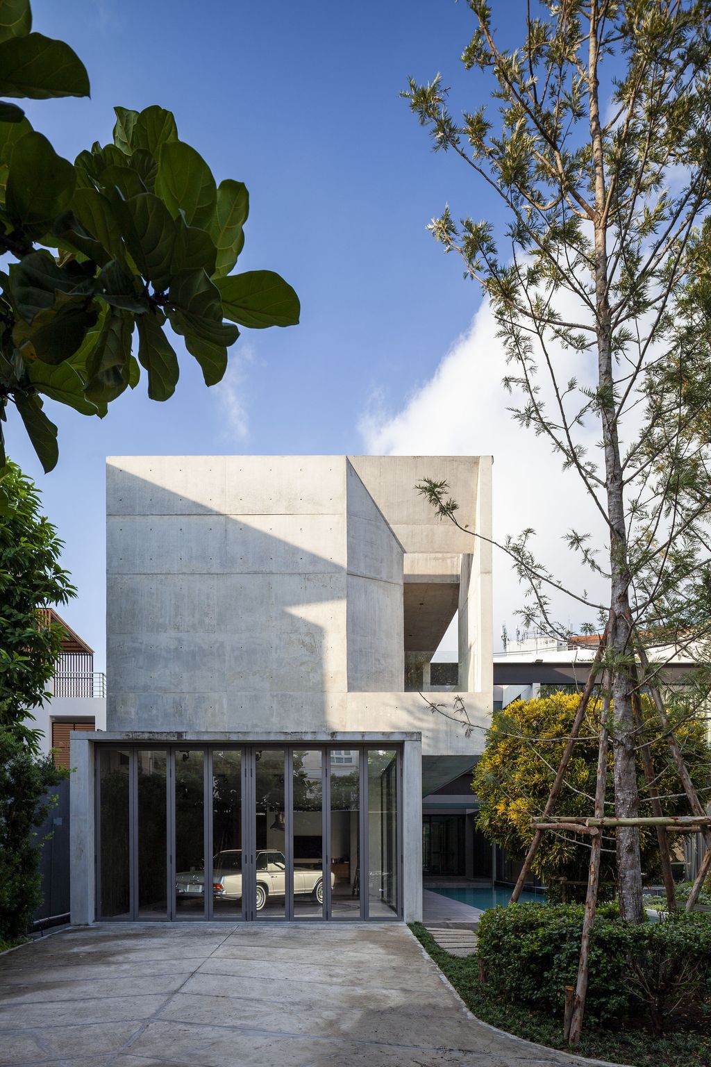 Baan Akat-Yen residence filled with comfort, cool breezes by Studio Krubka