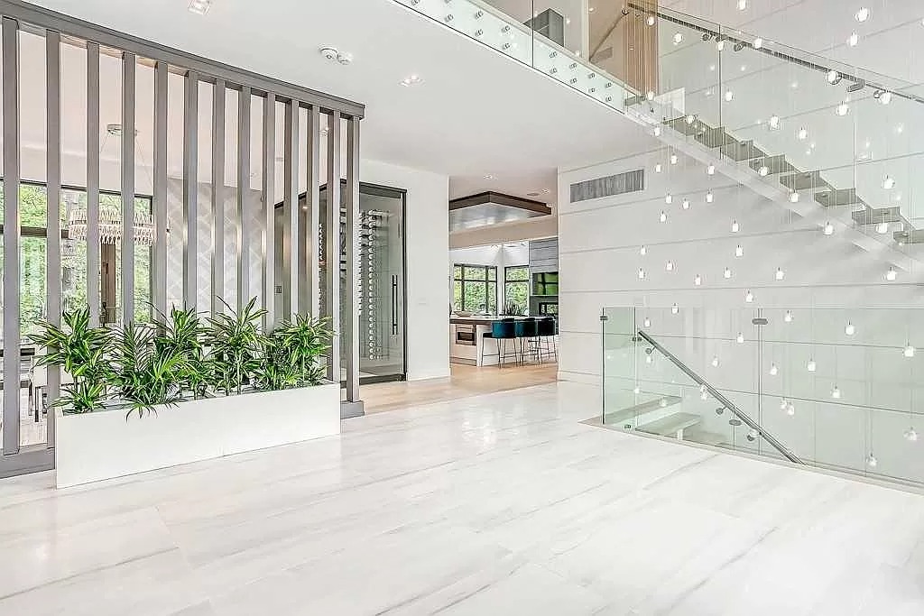 The Elegant Modern House in Ontario is truly the total package now available for sale. This home is located at 421 Chartwell Rd, Oakville, ON L6J 4A4, Canada