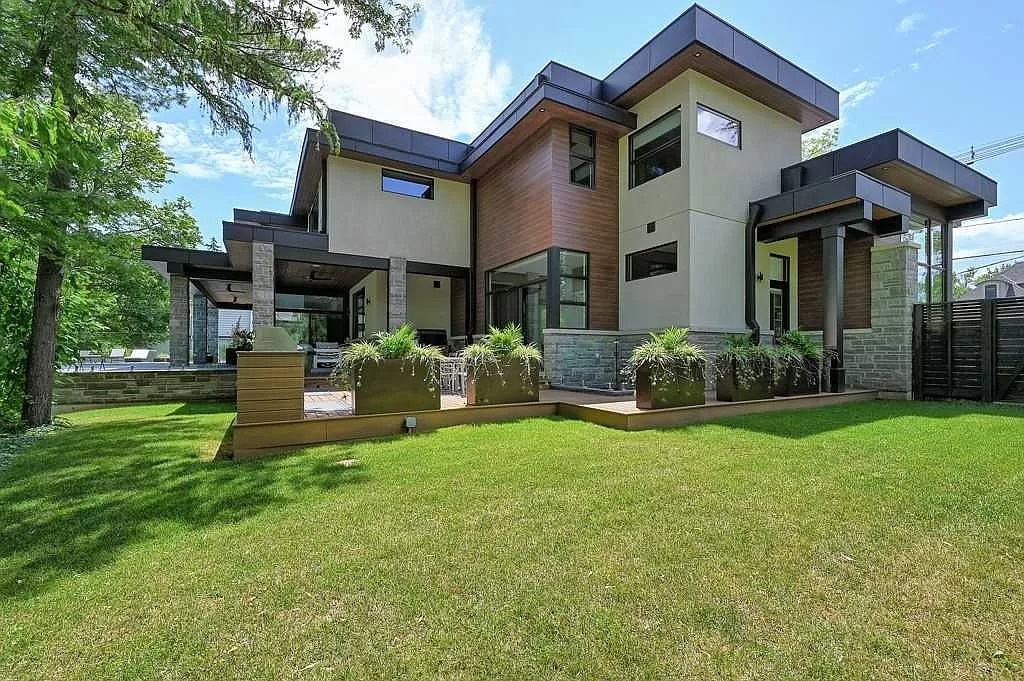 The Elegant Modern House in Ontario is truly the total package now available for sale. This home is located at 421 Chartwell Rd, Oakville, ON L6J 4A4, Canada