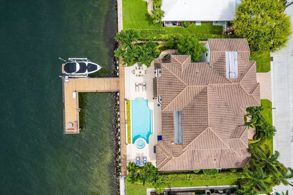 The Home in Florida is an elegant singer island estate is situated on perfectly manicured grounds with breathtaking intracoastal views now available for sale. This home located at 981 Singer Dr, West Palm Beach, Florida