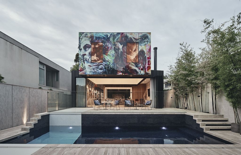 JARtB House with a Translucent Glass Mural by Kavellaris Urban Design