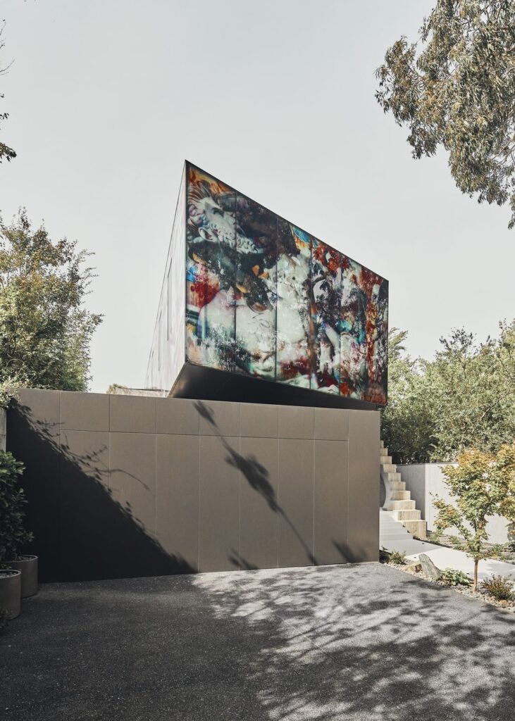 JARtB House with a Translucent Glass Mural by Kavellaris Urban Design