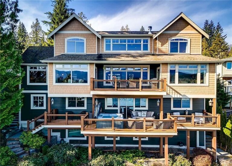 Live the Vacation Lifestyle Year-round at This $3,895,000 Lakefront Home in Washington