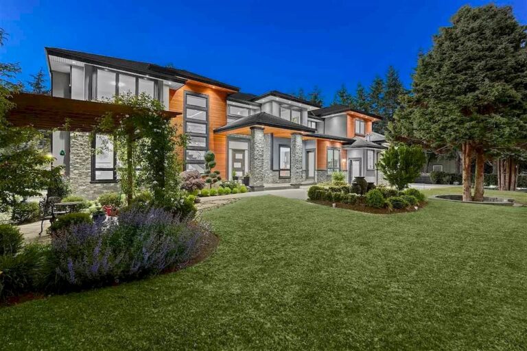 Luxurious Modern Estate in Surrey with Superior Quality Construction and Finishing Sells for C$4,199,000