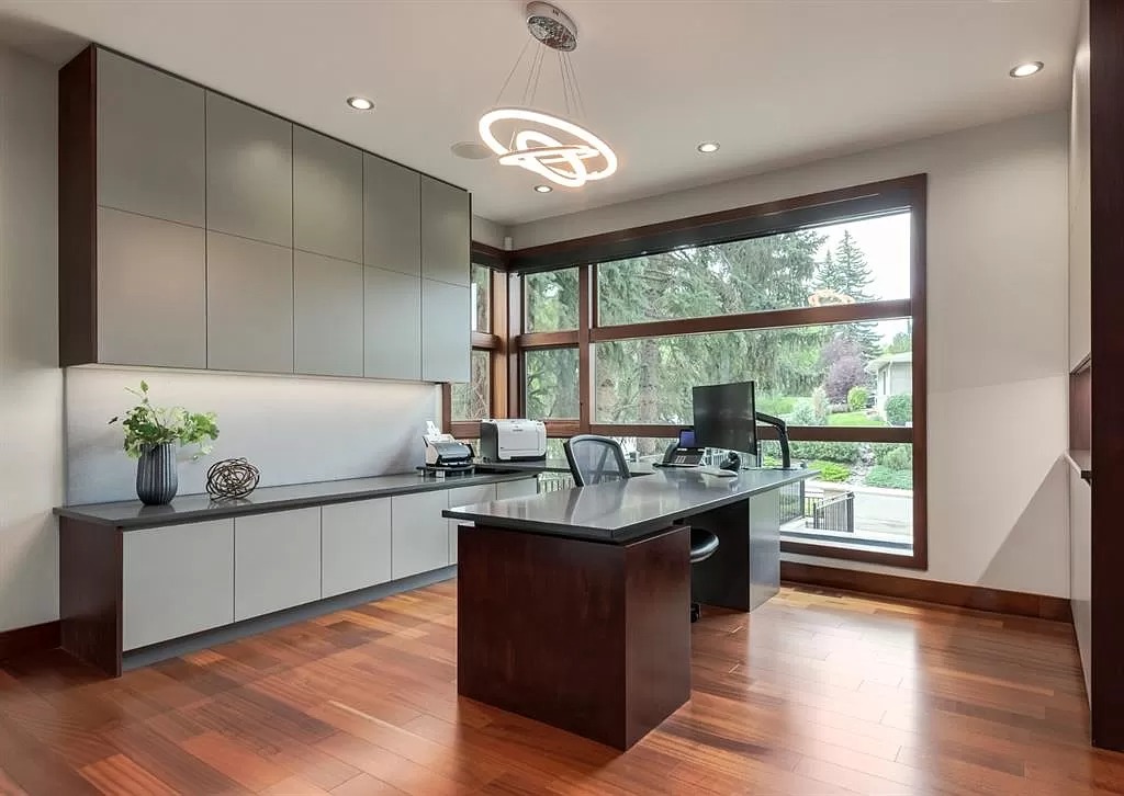 The Remarkable Contemporary House in Alberta features spectacular unobstructed city views now available for sale. This home is located at 628 S Britannia Dr SW, Calgary, AB T2S 1J1, Canada