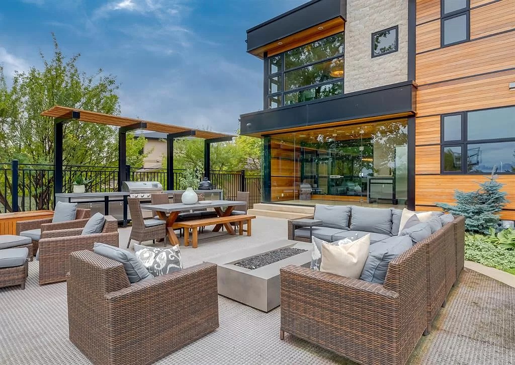 The Remarkable Contemporary House in Alberta features spectacular unobstructed city views now available for sale. This home is located at 628 S Britannia Dr SW, Calgary, AB T2S 1J1, Canada