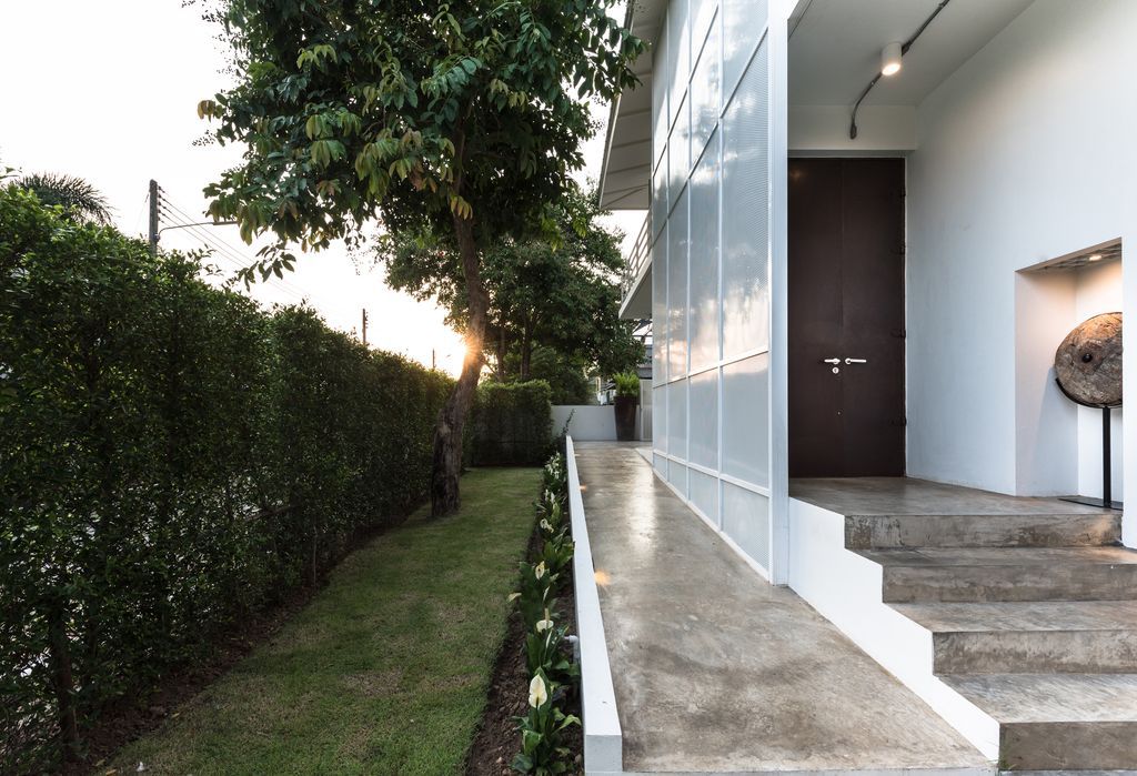 MT House with Simple Lifestyle and Harmony with Nature by Urban Praxis