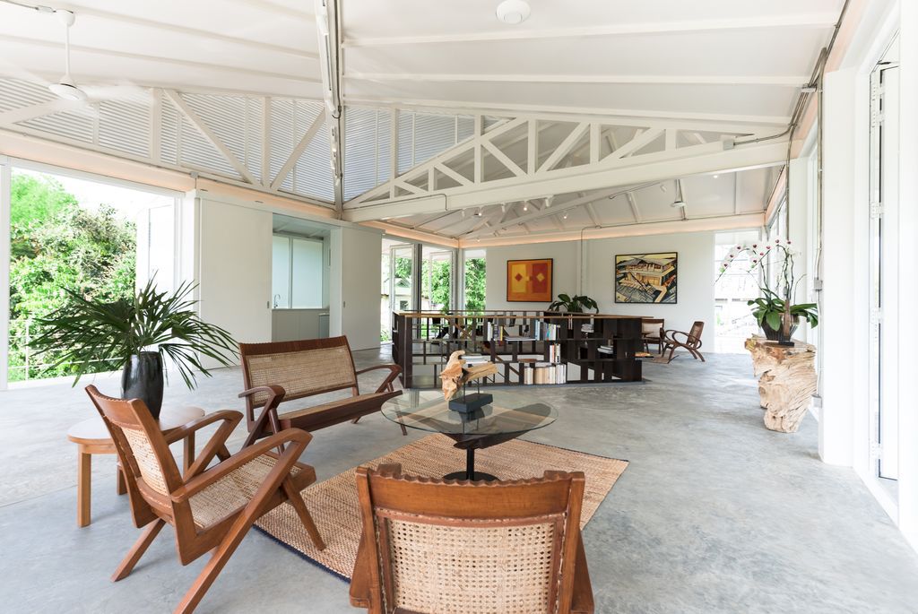 The designer chose a trendy basketweave rug to complement the wooden house and surrounding wooden chairs in this light-filled living room. Natural materials should be employed in a rustic, light-filled space. Obviously, beautiful rugs or carpets that are excessively vivid will create a contrast with the surrounding area in a pure rural living room design. This area can be attracted with just a sedge rug.