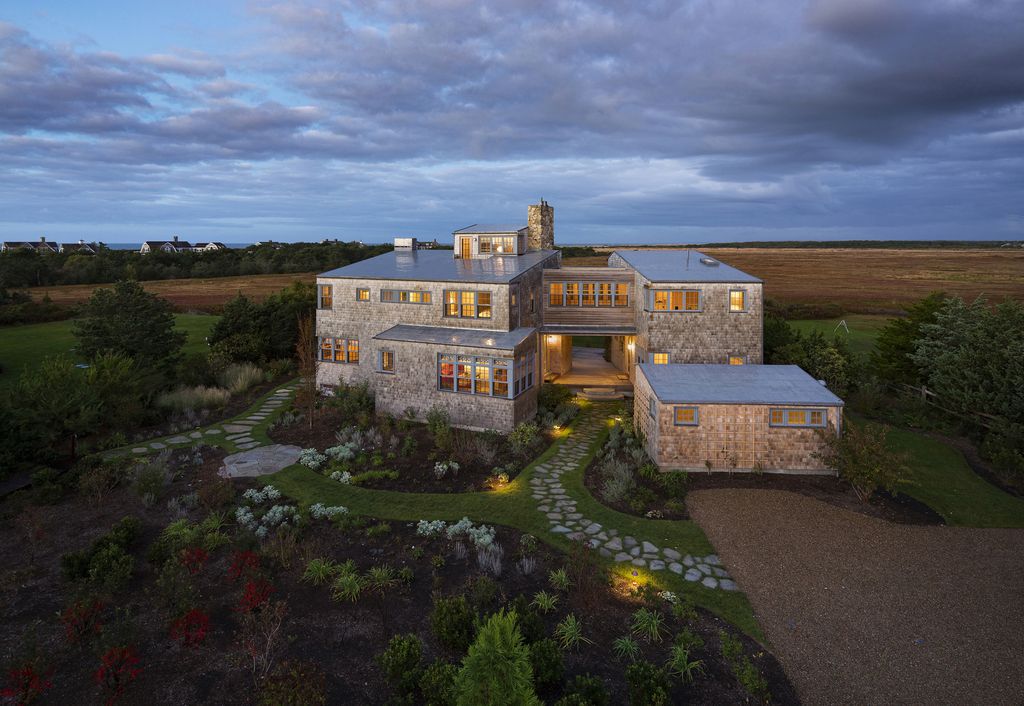 Meadow Beach house offers laid-back elegance by Andrew Franz Architect