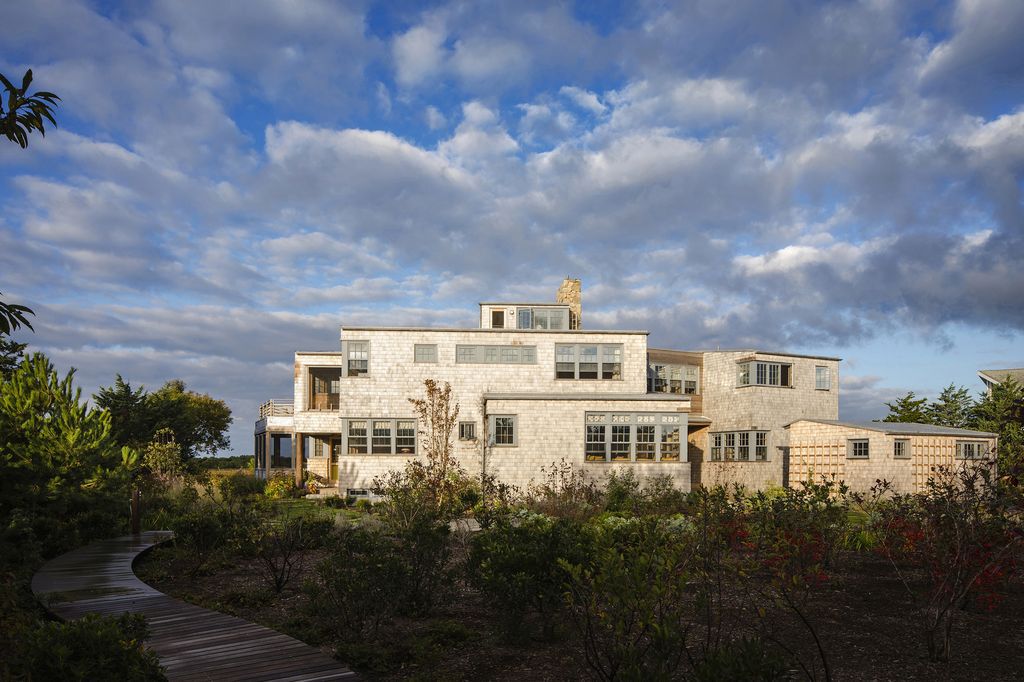 Meadow Beach house offers laid-back elegance by Andrew Franz Architect