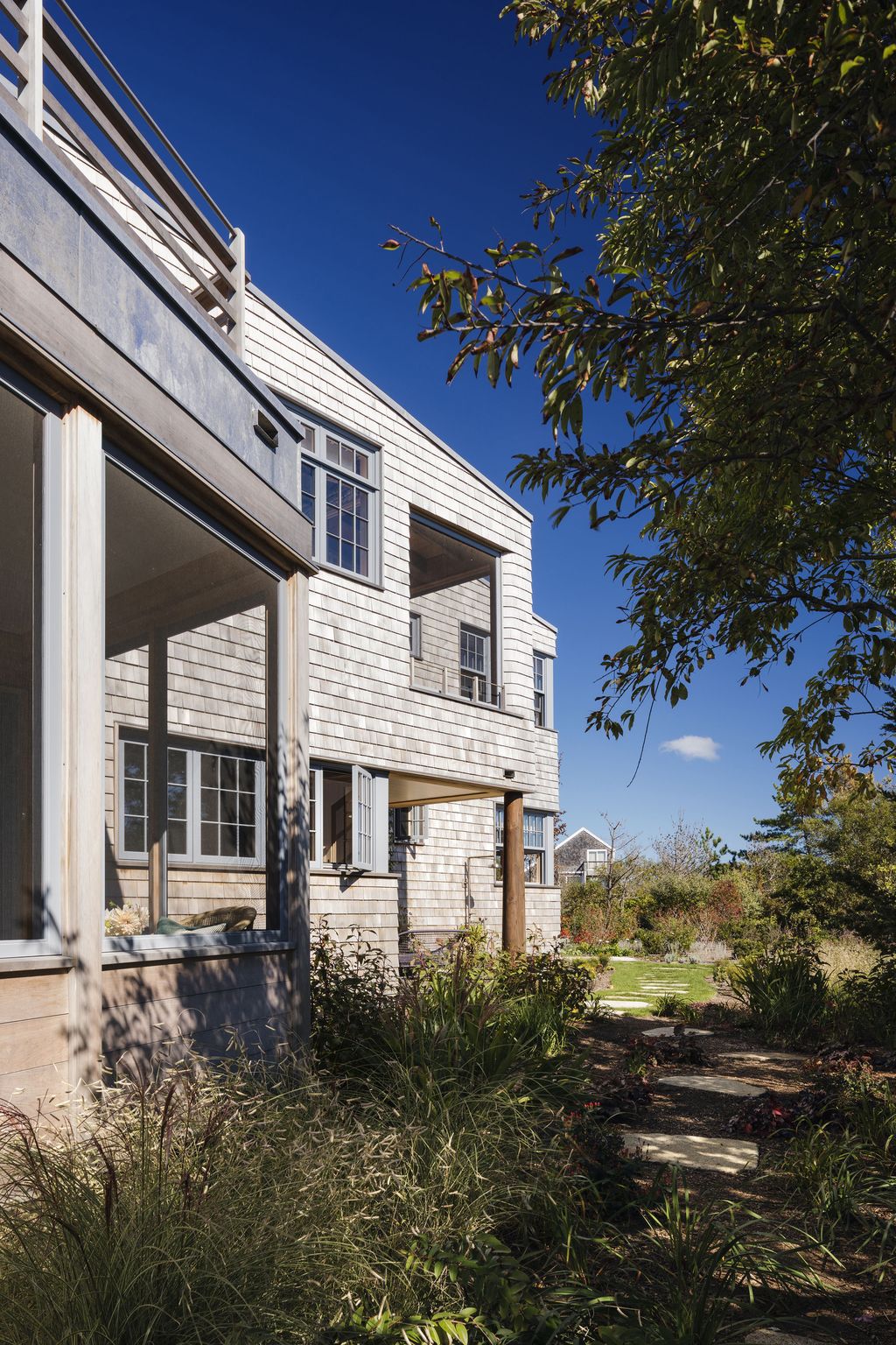 Meadow Beach house offers laid-back elegance by Andrew Franz Architect