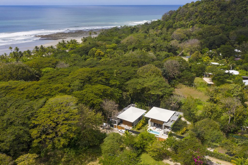 Naia House with teak roof, opens up Costa Rican rainforest by Studio Saxe