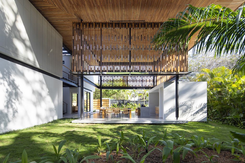 Naia House with teak roof, opens up Costa Rican rainforest by Studio Saxe