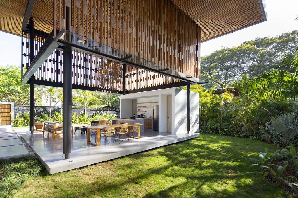 Naia House with teak roof, opens up Costa Rican rainforest by Studio Saxe