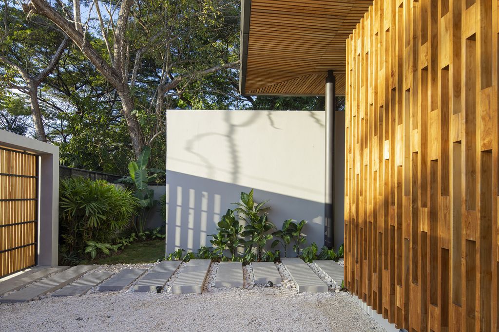 Naia House with teak roof, opens up Costa Rican rainforest by Studio Saxe